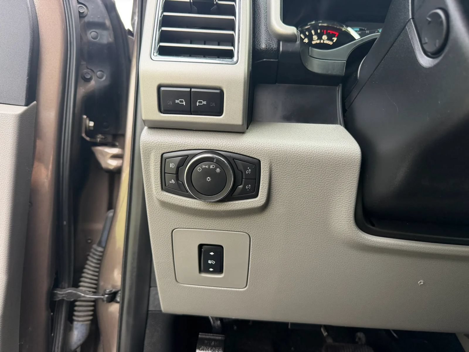 Used 2015 Ford F150 Lariat w/ Equipment Group 502A Luxury AWD/4WD image 42