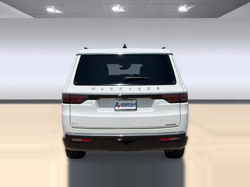 Used 2024 Jeep Wagoneer L Series II w/ Flexible Seating Group RWD image 10