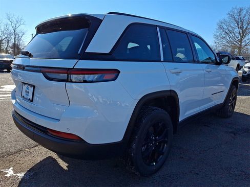 New 2025 Jeep Grand Cherokee image 3