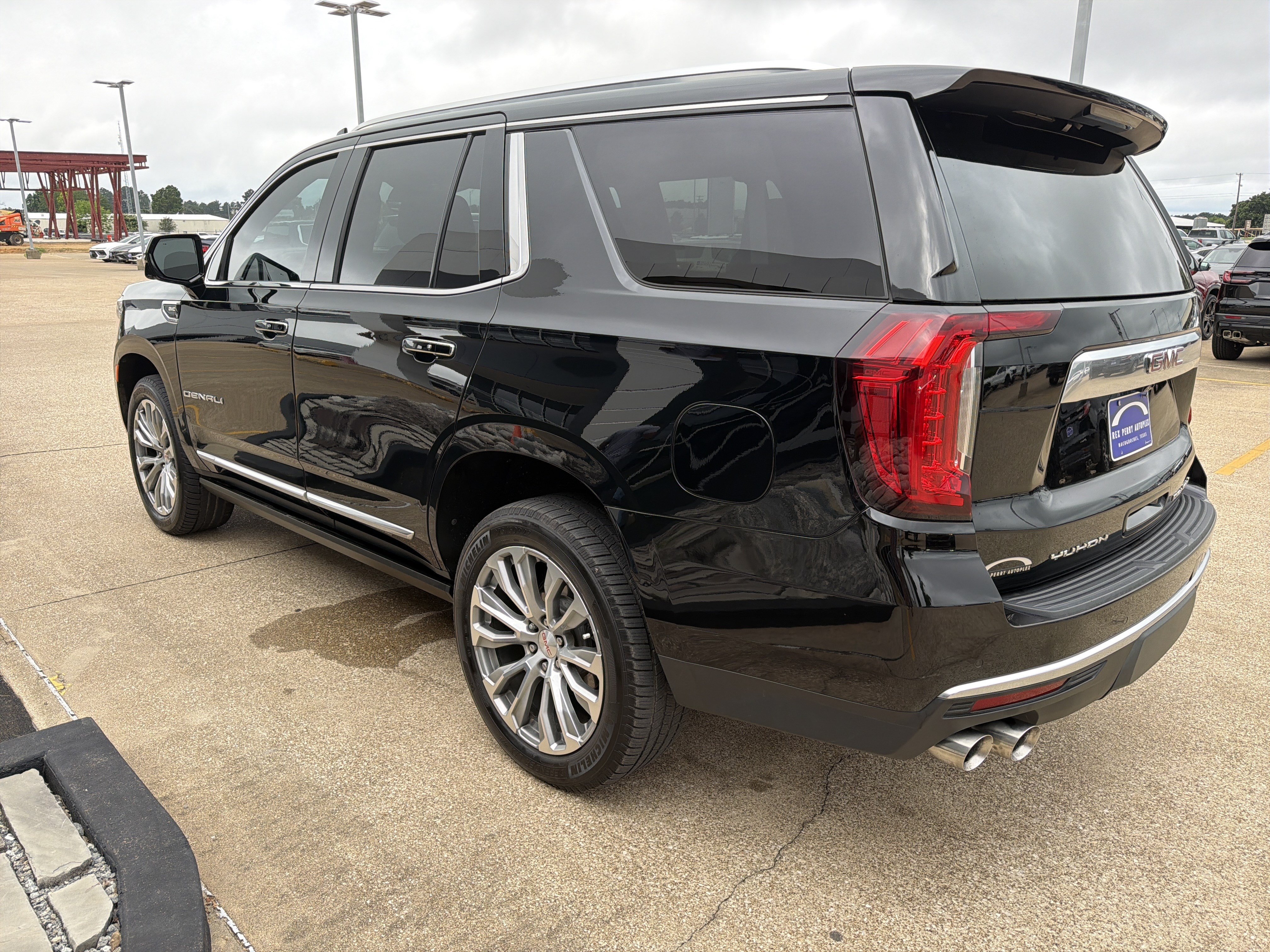 Used 2021 GMC Yukon Denali w/ Denali Premium Package RWD image 4