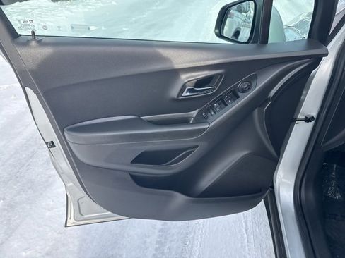 Used 2022 Chevrolet Trax LT w/ LT Convenience Package image 18