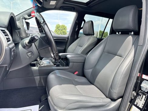 Used 2022 Lexus GX 460 Premium w/ Accessory Package AWD/4WD image 11