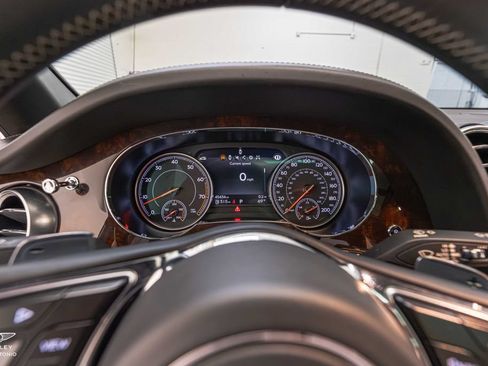 Used 2017 Bentley Bentayga AWD/4WD image 48