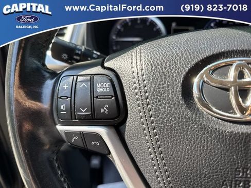 Used 2017 Toyota Highlander SE FWD image 23