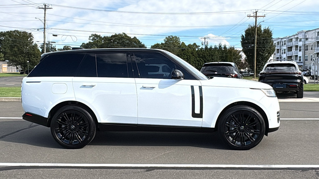 Used 2025 Land Rover Range Rover SE AWD/4WD image 9