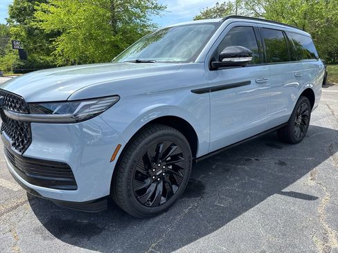 New 2026 Lincoln Navigator Reserve w/ Jet Appearance Package AWD/4WD image 9
