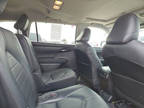 Used 2021 Toyota Highlander XLE image 15