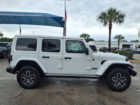 Used 2025 Jeep Wrangler Unlimited Sahara AWD/4WD image 21