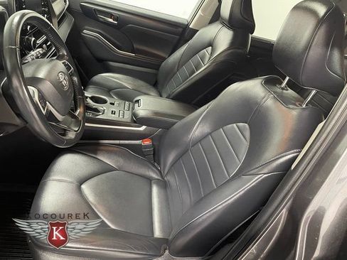 Used 2022 Toyota Highlander XLE AWD/4WD image 13