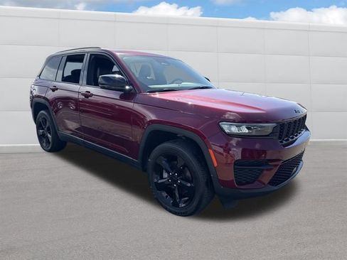 Used 2023 Jeep Grand Cherokee Altitude AWD/4WD image 12
