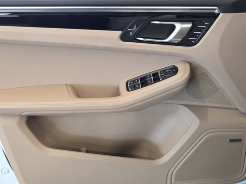 Used 2024 Porsche Macan image 14