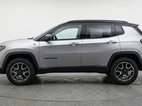 Used 2025 Jeep Compass Trailhawk AWD/4WD image 3
