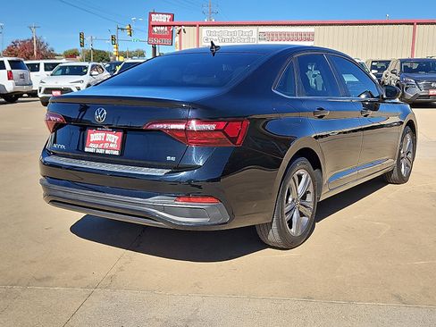 Used 2023 Volkswagen Jetta SE image 3