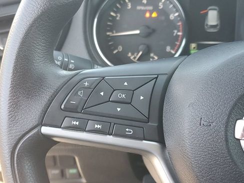 Used 2017 Nissan Rogue SV AWD/4WD image 21