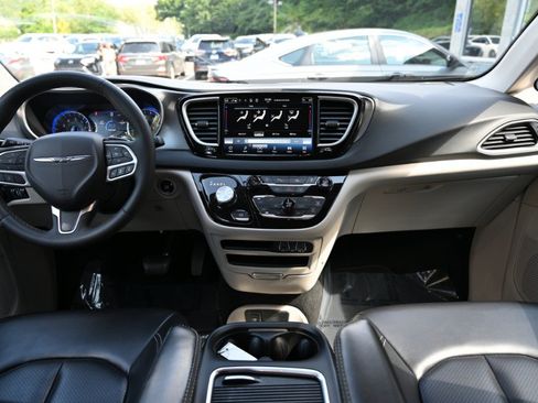 Used 2023 Chrysler Pacifica Touring-L FWD image 12