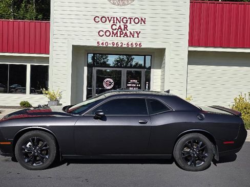 Used 2022 Dodge Challenger SXT w/ Driver Convenience Group image 8