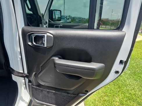 Used 2025 Jeep Wrangler Unlimited Rubicon AWD/4WD image 18
