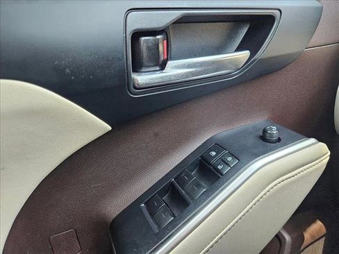 Used 2022 Toyota Highlander XLE image 4