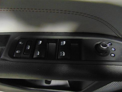 Used 2024 Jeep Compass Limited w/ Sun and Sound Group AWD/4WD image 9