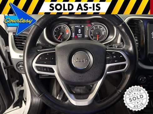 Used 2018 Jeep Cherokee Latitude Plus w/ Comfort/Convenience Group FWD image 19
