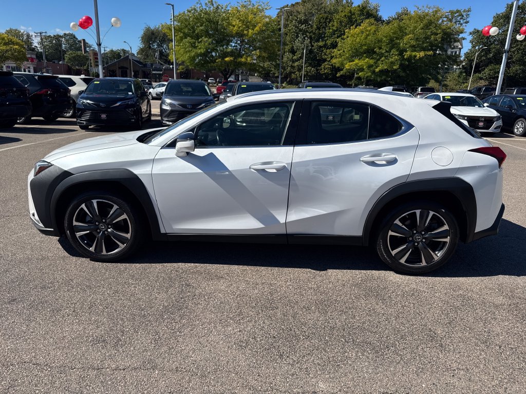 Used 2019 Lexus UX 200 w/ Accessory Package FWD image 4