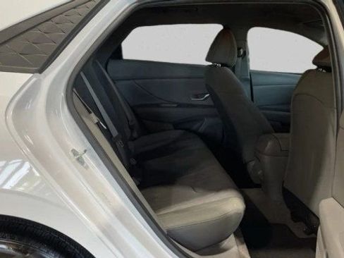 Used 2025 Hyundai Elantra SE image 17