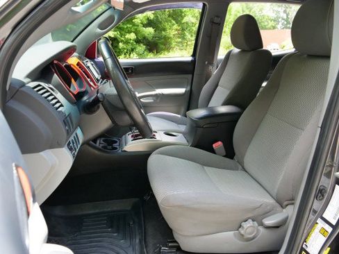 Used 2014 Toyota Tacoma PreRunner w/ SR5 Package RWD image 3