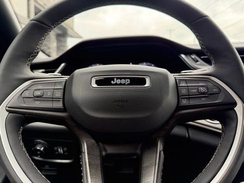 Used 2025 Jeep Grand Cherokee L Limited w/ Black Appearance Package AWD/4WD image 15