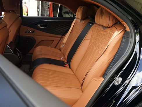 Used 2022 Bentley Flying Spur Plug-In Hybrid AWD/4WD image 23