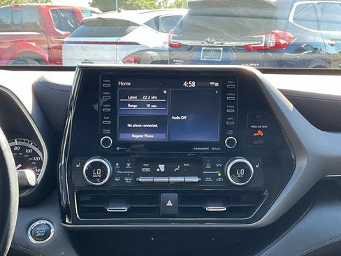 Used 2022 Toyota Highlander XLE AWD/4WD image 34