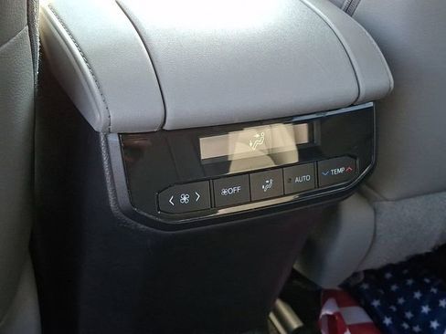 Used 2023 Toyota Highlander XLE image 12