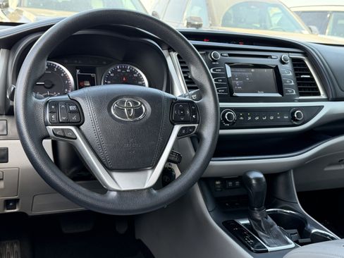 Used 2019 Toyota Highlander LE FWD image 23