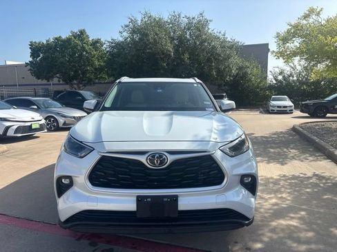 Used 2022 Toyota Highlander XLE FWD image 2
