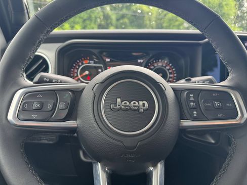 Used 2025 Jeep Wrangler Unlimited Sahara AWD/4WD image 27