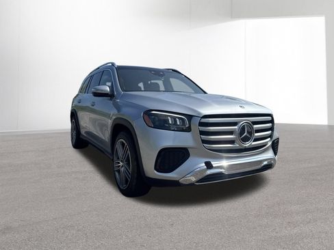 Used 2024 Mercedes-Benz GLS 450 4MATIC image 3