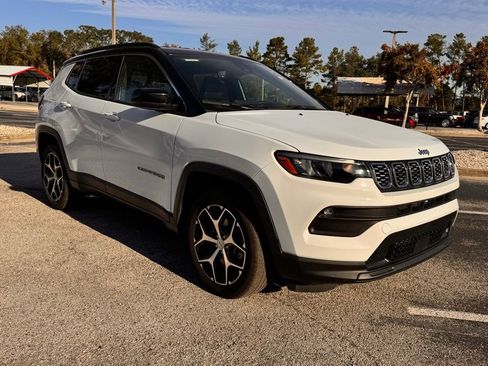 Used 2024 Jeep Compass Limited image 10