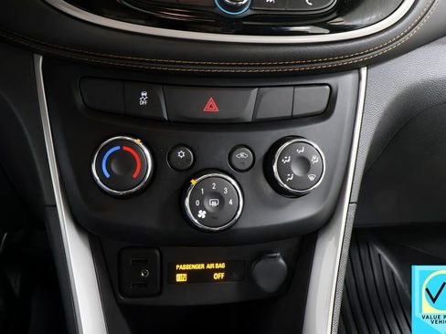 Used 2020 Chevrolet Trax LT w/ Sun & Sound Package image 10