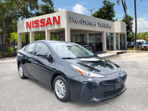 Used 2020 Toyota Prius LE image 3