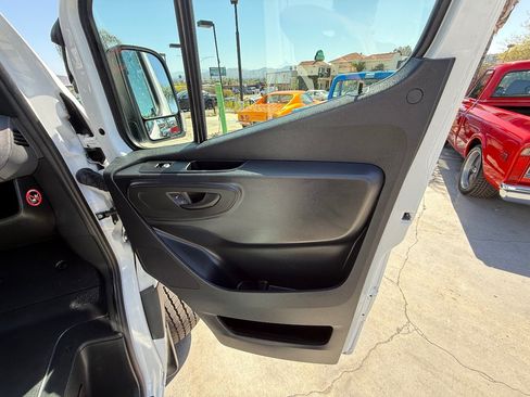 Used 2024 Mercedes-Benz Sprinter 2500 image 12
