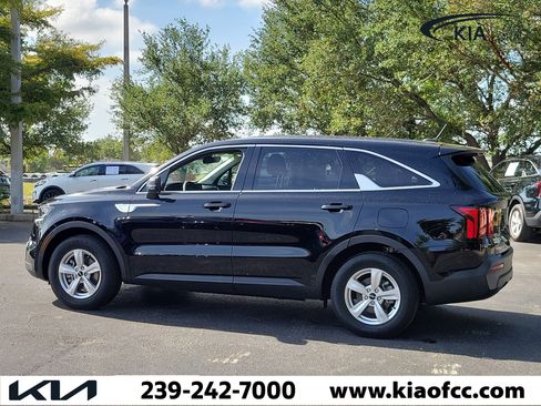 Used 2023 Kia Sorento LX FWD image 4
