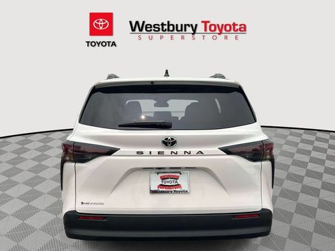Certified 2026 Toyota Sienna LE AWD/4WD image 11