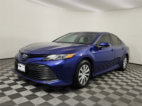 Used 2018 Toyota Camry LE image 1