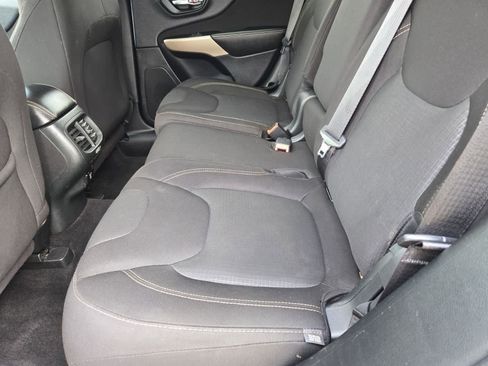 Used 2017 Jeep Cherokee Latitude image 18