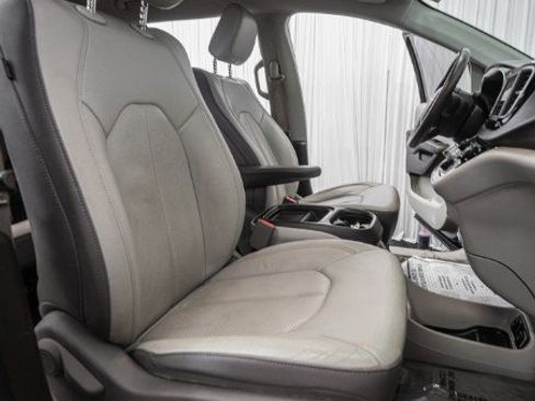 Used 2018 Chrysler Pacifica Touring-L FWD image 27