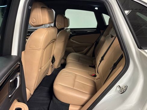 Used 2020 Porsche Macan Base image 29