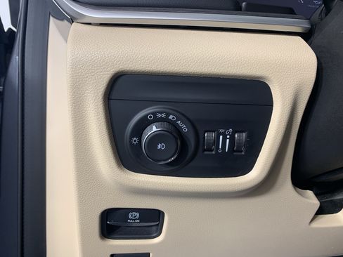 Used 2021 Jeep Grand Cherokee L Limited RWD image 16