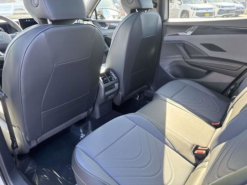 New 2026 Volkswagen Tiguan SE R-Line FWD image 10