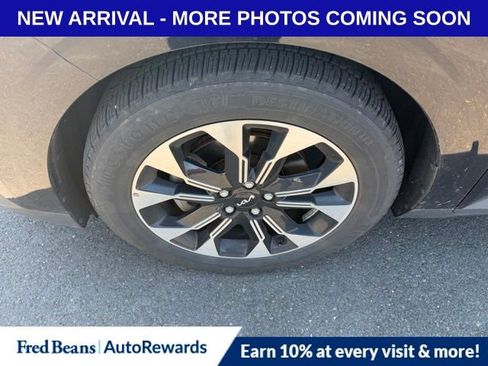 Used 2022 Kia Carnival EX FWD image 3