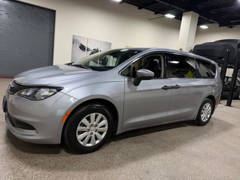 Used 2021 Chrysler Voyager L FWD image 10