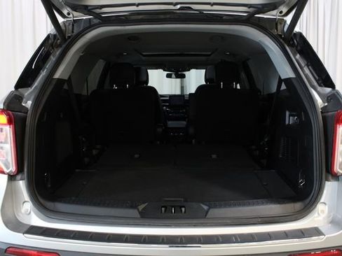 Used 2021 Ford Explorer Limited w/ Equipment Group 301A AWD/4WD image 31